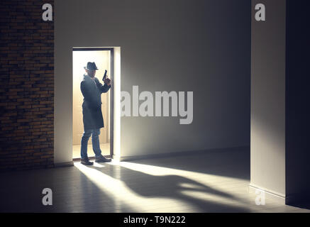 Silhouette de detective in doorway Banque D'Images