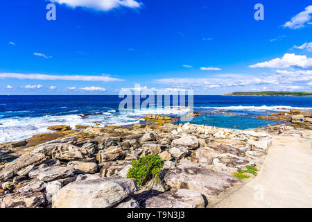 Les nageurs dans la piscine dans les rochers, au nord de Maroubra Beach à Sydney, Australie Banque D'Images