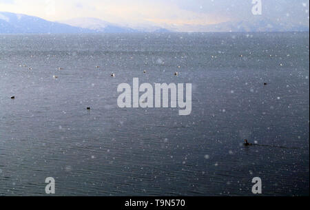 Beau paysage sur le lac Sevan en Arménie sur l'arrière-plan de montagnes Banque D'Images