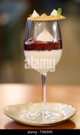 Délicieux avec de la crème dessert sucré et de framboise dans un verre Banque D'Images