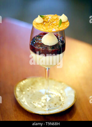 Délicieux avec de la crème dessert sucré et de framboise dans un verre Banque D'Images