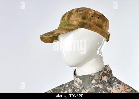 Chapeau militaire sur mannequin. Banque D'Images