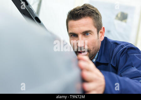 Carrossier automobile industriel inspection de la surface Banque D'Images