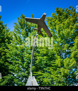 Sculpture d'un avion vole au-dessus d'une plaque à la mémoire de pierre d'après le colonel de l'USAF à Warner F. Gardner dans McEuen Park dans Coeur d'Alene, ID Banque D'Images