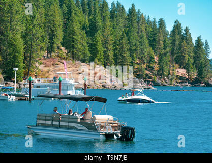 Les personnes bénéficiant de leur bateau Croisières autour de la magnifique côte de l'Alpine Lake Coeur d'Alene, dans Coeur d'Alene, ID, ETATS UNIS Banque D'Images