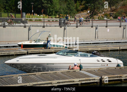 Un homme prépare son bateau pour le lancement de la station d'accueil de Lake Coeur d'Alene, un lac de Coeur d'Alene, ID Banque D'Images