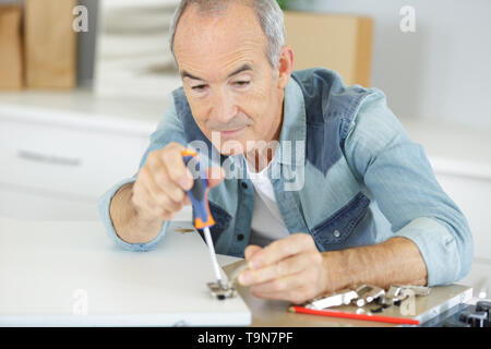Les hauts de l'assemblage d'un meuble flat pack Banque D'Images