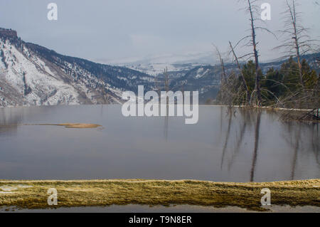 Piscine ouverte avec vue sur la montagne au Mammoth Hot Springs terrasses en hiver au parc national de Yellowstone - belle le travertin coloré Banque D'Images