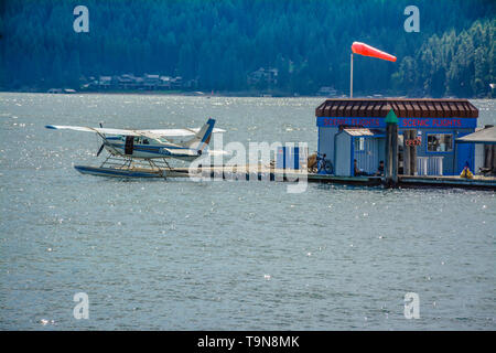 Un hydravion amarré, visites clients attend pour un vol panoramique au-dessus du lac de Coeur d'Alene, près du trottoir flottant autour de la marina Resort Banque D'Images