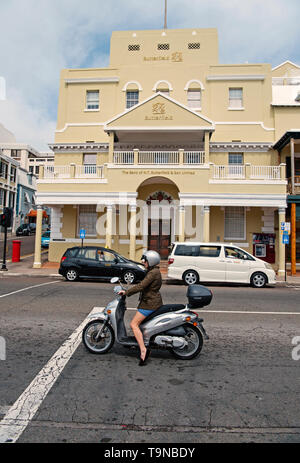 Hamilton, Bermudes - Mars 20, 2016 : femme en scooter sur rue. Femme sur un cyclomoteur sur paysage de rue. Rapide et gratuit femme. En transport pour certain wom Banque D'Images