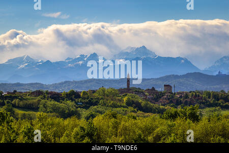 Le paysage de collines de Monferrato, avec les Alpes en arrière-plan. Loin sur la droite, vous pouvez voir la Basilique de Superga. Banque D'Images