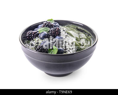 Délicieux smoothie aux fruits rouges dans la spiruline bol sur fond blanc Banque D'Images