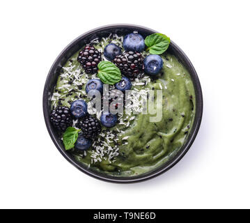 Délicieux smoothie aux fruits rouges dans la spiruline bol sur fond blanc Banque D'Images