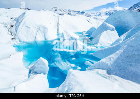 De l'eau d'un bleu profond du lac supraglaciaire partiellement gelé sur le Glacier Matanuska en Alaska. Banque D'Images