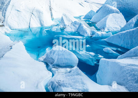 Le lac glacier bleu de la fonte des glaces de la Matanuska Glacier au Printemps. Encore partiellement gelés, le lac couvre un vieux moulin ou caverne de glace dans la glace. Banque D'Images