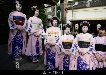 TOKYO, JAPON - 18 MAI : danseuses Maiko posent pour des photos lors d'un festival "anja Matsuri' le 18 mai 2019 à Tokyo, Japon. Un mikoshi traditionnels (portable de culte) s'effectue dans les rues d'Asakusa pour porter chance, les bénédictions et la prospérité pour la région et ses habitants. (Photo : Richard Atrero de Guzman/ BLA) Banque D'Images