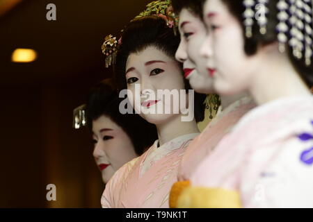 TOKYO, JAPON - 18 MAI : danseuses Maiko posent pour des photos lors d'un festival "anja Matsuri' le 18 mai 2019 à Tokyo, Japon. Un mikoshi traditionnels (portable de culte) s'effectue dans les rues d'Asakusa pour porter chance, les bénédictions et la prospérité pour la région et ses habitants. (Photo : Richard Atrero de Guzman/ BLA) Banque D'Images