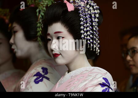 TOKYO, JAPON - 18 MAI : danseuses Maiko posent pour des photos lors d'un festival "anja Matsuri' le 18 mai 2019 à Tokyo, Japon. Un mikoshi traditionnels (portable de culte) s'effectue dans les rues d'Asakusa pour porter chance, les bénédictions et la prospérité pour la région et ses habitants. (Photo : Richard Atrero de Guzman/ BLA) Banque D'Images