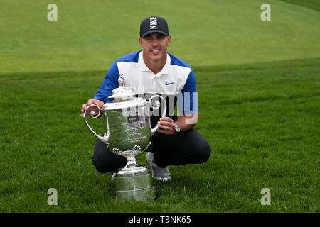 Bethpage, New York, USA. 19 mai, 2019. Brooks Koepka détient le Wanamaker trophy après avoir remporté le 101e championnat de la PGA à Bethpage Black. Credit : Debby Wong/ZUMA/Alamy Fil Live News Banque D'Images