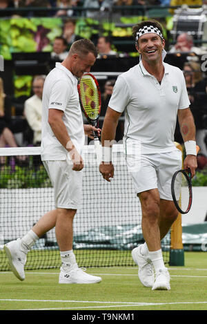 Londres, Royaume-Uni. 19 mai, 2019. Pat Cash (R) et Lleyton Hewitt assister à un match d'exhibition avec Jamie Murray et Goran Ivanisevic au Wimbledon n° 1 Célébration de la Cour à l'appui de la Fondation de Wimbledon à Londres, Angleterre le 19 mai 2019. Crédit : Ray Tang/Xinhua/Alamy Live News Banque D'Images