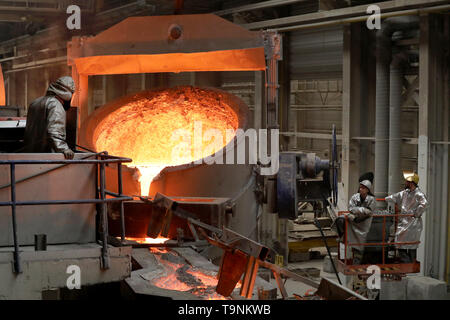 Waren, Allemagne. Le 08 mai, 2019. Dans la fonderie de Mecklenburger Metallguss GmbH MMG, 165 tonnes d'aluminium bronze avec une température d'environ 1 170 degrés sont exprimés en un énorme moule pour une hélice de bateau. L'hélice d'un grand cargo container coréen sera plus tard ont un diamètre de 10,40 mètres et pèse 117 tonnes. Moins d'un an après son passage à l'indépendance, la MMG se voit s'accélère à nouveau. Les ventes de 50 millions d'euros sont prévus pour 2019, environ 10 millions d'euros de plus qu'en 2018. Crédit : Bernd Wüstneck/dpa/Alamy Live News Banque D'Images