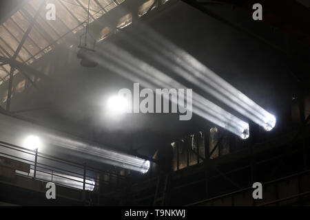Waren, Allemagne. Le 08 mai, 2019. Dans la fonderie de Mecklenburger Metallguss GmbH MMG, l'air brumeux brille dans la lumière du soleil qui brille à travers les ouvertures alors qu'une grande hélice de bateau est en cours de distribution. Moins d'un an après son passage à l'indépendance, la MMG se voit s'accélère à nouveau. Les ventes de 50 millions d'euros sont prévus pour 2019, environ 10 millions d'euros de plus qu'en 2018. Crédit : Bernd Wüstneck/dpa/Alamy Live News Banque D'Images