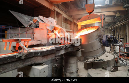 Waren, Allemagne. Le 08 mai, 2019. Dans la fonderie de Mecklenburger Metallguss GmbH MMG, 165 tonnes d'aluminium bronze avec une température d'environ 1 170 degrés sont exprimés en un énorme moule pour une hélice de bateau. L'hélice d'un grand cargo container coréen sera plus tard ont un diamètre de 10,40 mètres et pèse 117 tonnes. Moins d'un an après son passage à l'indépendance, la MMG se voit s'accélère à nouveau. Les ventes de 50 millions d'euros sont prévus pour 2019, environ 10 millions d'euros de plus qu'en 2018. Crédit : Bernd Wüstneck/dpa/Alamy Live News Banque D'Images