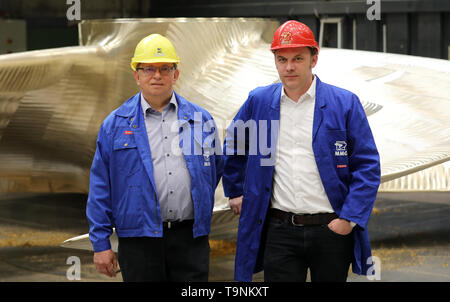 Waren, Allemagne. Le 08 mai, 2019. Au Mecklenburger Metallguss GmbH MMG les directeurs Manfred Urban (l-r) et Lars Greitsch sont debout devant un grand navire sur une machine de traitement de l'hélice. Moins d'un an après son passage à l'indépendance, la MMG se voit s'accélère à nouveau. Les ventes de 50 millions d'euros sont prévus pour 2019, environ 10 millions d'euros de plus qu'en 2018. Crédit : Bernd Wüstneck/dpa/Alamy Live News Banque D'Images