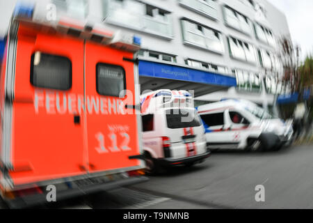 Berlin, Allemagne. 17 mai, 2019. Dans les locaux de la clinique Sana dans Lichtenberg, véhicules de sauvetage sont debout devant le centre de sauvetage. Essuyage (effet dû à l'exposition à long terme.) Crédit : Jens Kalaene Zentralbild-/dpa/ZB/dpa/Alamy Live News Banque D'Images