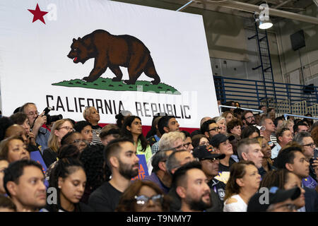 Los Angeles, CA, USA. Mar 23, 2019. Les partisans du candidat présidentiel démocratique Sénateur américain Kamala Harris vu lors d'un rassemblement électoral à Los Angeles. C'était la première campagne Harris rassemblement à Los Angeles depuis qu'elle a annoncé sa candidature à la présidence des États-Unis. Le candidat a parlé de la nécessité de lutter contre la violence armée, d'augmenter la rémunération des enseignants et d'offrir un allégement fiscal de la classe moyenne. Ronen Crédit : Tivony SOPA/Images/ZUMA/Alamy Fil Live News Banque D'Images