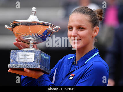 Rome, Italie. 19 mai, 2019. La République tchèque Karolina Pliskova détient le trophée après avoir remporté le match final féminin contre Johanna Konta de Grande-Bretagne à l'Open de Tennis italienne à Rome, Italie, le 19 mai 2019. Karolina Pliskova a gagné 2-0. Credit : Alberto Lingria/Xinhua/Alamy Live News Banque D'Images