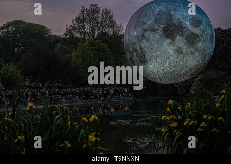 18 mai 2019 - Luke Jerram Artiste's 7 mètre de diamètre lune gonflable est suspendu au dessus de l'étang à Queen's Park à Brighton au cours du Brighton Festival. Le modèle lunaire éclairé est l'un des plusieurs exemplaires que tour le monde de Luke's exposition temporaire. Il dispose d'images de la NASA détaillées de la surface de la lune, avec tous les centimètres de la sphère éclairée représentant de 5km de l'moonâ de la terre. L'événement artistique libre fait partie du Brighton Festival, qui est une célébration annuelle de l'art, musique, théâtre, danse, cirque, et de la littérature, qui a lieu dans la ville de Brighton et Hove au cours de la m Banque D'Images