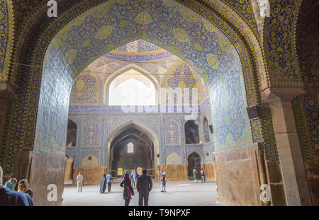 Isfahan, Iran. 21 juillet, 2015. Vue de l'intérieur de la mosquée Imam sur la place Imam à Isfahan, Iran, 21 juillet 2015. Le Naqsch-e Dschahan square appartient au monde de l'UNESCO des sites du patrimoine culturel. Crédit : Michael Kappeler/dpa | dans le monde d'utilisation/dpa/Alamy Live News Banque D'Images