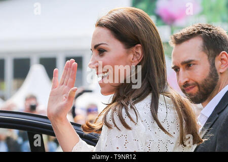 Royal Hospital Chelsea, London, UK. 20 mai 2019. La duchesse de Cambridge s'écarte après la visite de son "retour à la Nature" jardin à la Chelsea Flower Show. Le "Retour à la nature' Garden est conçu avec la Royal Horticultural Society et architectes du paysage blanc Davies qui comprend un siège pivotant, suspendu au-dessous de la pièce maîtresse du jardin, une plate-forme haute maison de l'arbre aussi bien que 'cueillies un incroyable, les plantes pour les activités artisanales, forêt de senteurs et un large éventail de plantes, arbustes et arbres de différentes tailles et textures". Credit : Dinendra Haria/Alamy Live News Banque D'Images