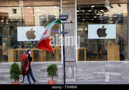 Téhéran, Iran. 13e Août 2016. Un Apple store qui vend des iPhones et équipement Apple sans une licence auprès d'Apple ou les autorités locales à Téhéran, Iran, 13 août 2016. Le gouvernement iranien prévoit de fermer le marché illégal et l'importation de la cuisine via des entreprises sélectionnées. Néanmoins, US-marchandises américaines ne sont toujours pas autorisés à être importés en Iran en raison des sanctions. PHOTO : FARSHID M. BINA/dpa | Conditions de crédit dans le monde entier : dpa/Alamy Live News Banque D'Images