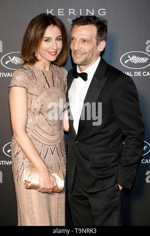 Elsa Zylberstein et Mathieu Kassovitz au Festival du Film de Cannes et Kering Dîner officiel au cours de la 72e édition du Festival de Cannes à la place de la Castre le 19 mai 2019 à Cannes, France Banque D'Images