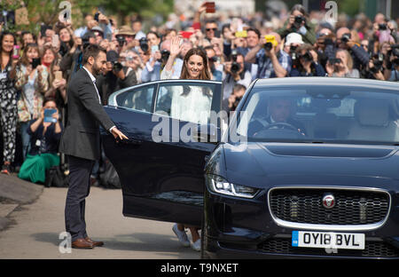 Royal Hospital Chelsea, London, UK. 20 mai 2019. Son Altesse Royale la duchesse de Cambridge quitte après les visites de son jardin, conçu avec Andrée Davies et Adam White à la RHS Retour à la nature jardin au Chelsea Flower Show 2019. Credit : Malcolm Park/Alamy Live News. Banque D'Images