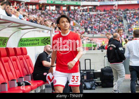 Pas de ventes au Japon ! Takashi USAMI (D, mi.) sur le chemin de la banque. Avant le match 1 de football. Bundesliga, 34. Journée, Fortuna Düsseldorf 1895 eV (D) - Hanovre (96 H), 2 : 1, le 18/05/2019 à Duesseldorf (Düsseldorf) / Allemagne. Dans le monde d'utilisation | Banque D'Images