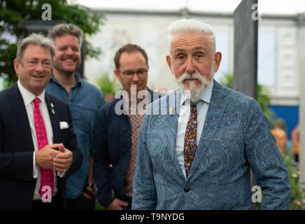 Royal Hospital Chelsea, London, UK. 20 mai 2019. Chelsea Flower Show 2019 Appuyez sur Jour. Les vivaces Président Alan Titchmarsh MBE et Sir Roy Strong CH sur le Lifeline vivaces Jardin dans le Grand Pavillon. Credit : Malcolm Park/Alamy Live News. Banque D'Images