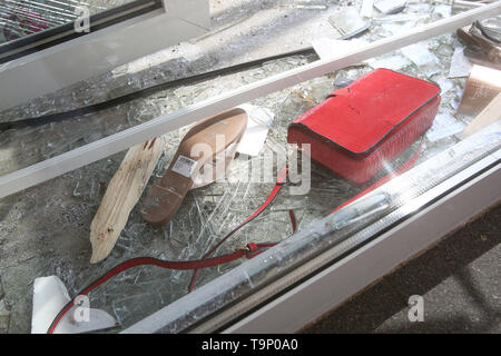 20 mai 2019, Hambourg : les dépenses se trouvent entre les morceaux de verre brisé dans une vitrine dans un magasin de mode à Hambourg. Une femme de 80 ans conduisait sa voiture dans la vitrine d'un magasin de mode dans le quartier de Groß Flottbek. Le premier a été légèrement blessée dans l'accident survenu lundi matin et emmené dans un hôpital, un porte-parole de la brigade d'incendie déclaré. Le personnel d'urgence devrait avez obtenu hors de la voiture. Photo : afp/Marques de Bodo Banque D'Images