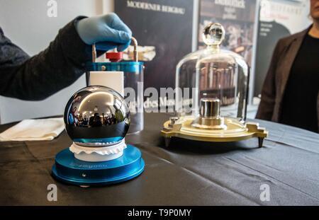 Munich, Bavière, Allemagne. 20 mai, 2019. Le Deutsches Museum de Munich a présenté aujourd'hui une sphère appelée 'Le Roundest Objet dans l'Univers''- d'une sphère de silicium de la Physikalisch Technischen Bundesanstalt Nationales. Meteorologieinstitut La sphère a un diamètre de exactement 9.37cm et un poids de kg 1.000045904plus ou moins 0,000055gramme. La sphère est importante puisqu'elle affiche une nouvelle ère de mesures exactes et constantes physiques qui ont été ratifiés le 20 mai 2019. L'introduction de ces sphere prend sa retraite officiellement le kilogramme de Paris. (Crédit Image : © Sachelle Babbar/ Banque D'Images