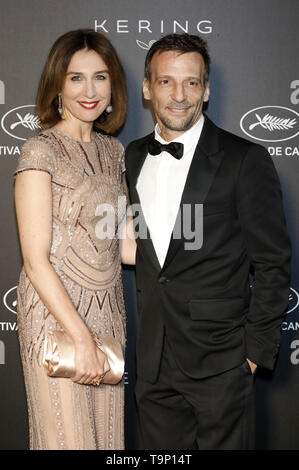 Cannes, France. 19 mai, 2019. Elsa Zylberstein et Mathieu Kassovitz au Festival du Film de Cannes et Kering Dîner officiel au cours de la 72e édition du Festival de Cannes à la place de la Castre le 19 mai 2019 à Cannes, France | worldwide Credit : dpa/Alamy Live News Banque D'Images