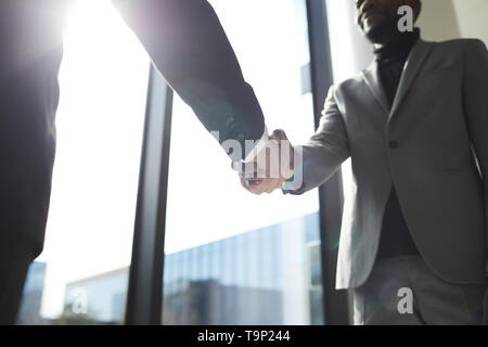 Partenaires d'affaires décisions handshake Banque D'Images