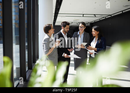 Collègues entreprenants contenu discuter des idées Banque D'Images