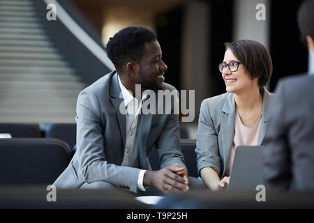 Cheerful businesswoman brainstorming a propos du projet Banque D'Images