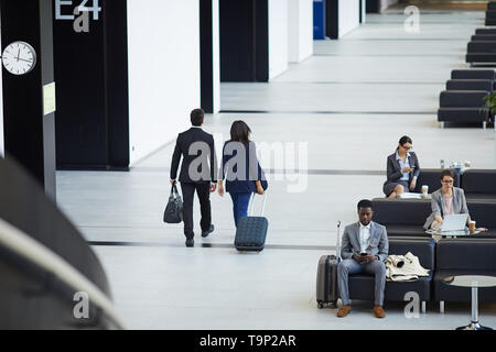 Les gens qui vont à l'entreprise conseil d'avion Banque D'Images