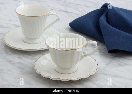 Trendy et beaux meubles anciens tasses à thé en porcelaine de style table en marbre de Carrare Banque D'Images