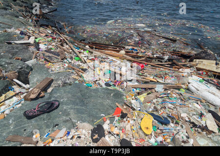 Manille, Philippines - 18 mai, 2019 : Ocean pollution plastique dans la baie de Manille shore Banque D'Images