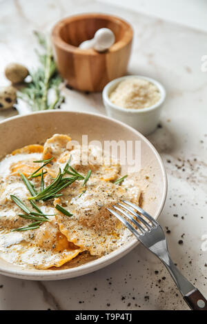 Plaque avec de délicieux ravioli sur table de marbre Banque D'Images