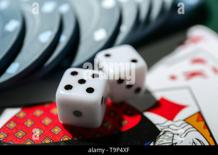 Des puces avec des cartes et des dés de poker, closeup Banque D'Images